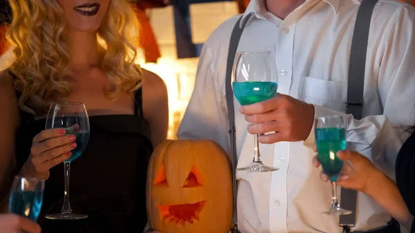 Gruppe Von Menschen Amüsiert Sich Bei Halloween Party Mit Kürbis — Stockfoto