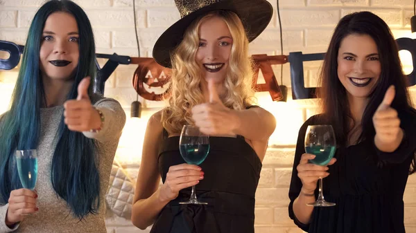Drei Schöne Frauen Zeigen Daumen Nach Oben Geste Spaß Halloween — Stockfoto