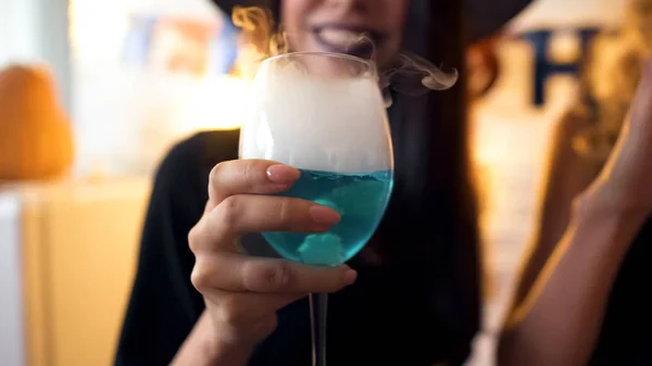 Unge Dame Smiler Holder Blå Cocktail Med Hvit Røyk Halloweenfesten – stockfoto