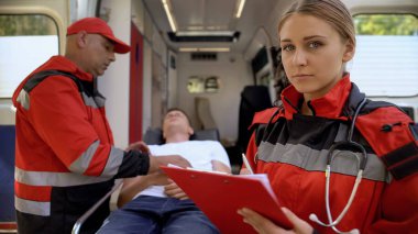Sağlık görevlisi meslektaşım muayene hasta, kurtarma ekibi 911'i ise kayıt yapma