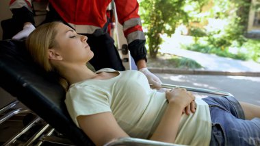Sedye, kliniğe hasta taşıyan ambulans ekibi yatan hasta kadın