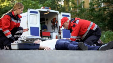 Ambulans ekibi bilinçsiz adam yolda araba kaza mahallinde ilk yardım yardım