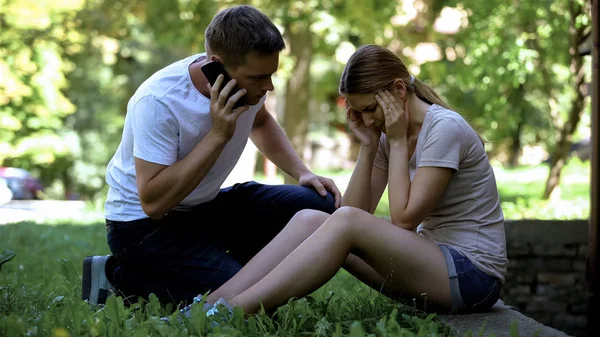 Fata Care Suferă Migrenă Stând Parc Bărbat Chemând Ambulanța Primul — Fotografie, imagine de stoc