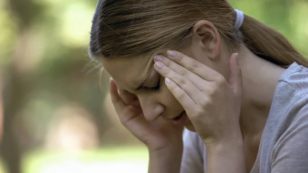 Jonge Vrouw Lijden Van Acute Hoofdpijn Zorgen Maken Stroomstoringen Stressvolle — Stockfoto