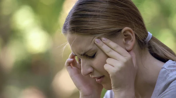 Close Van Vrouwelijke Lijden Aan Migraine Hoge Bloeddruk Stressvolle Dag — Stockfoto