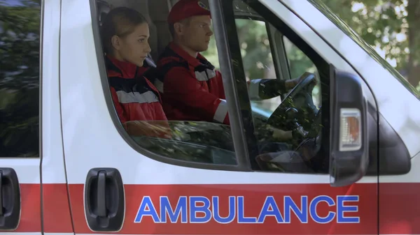 Trabalhadores Emergência Sentados Carro Dirigindo Chamada Emergência Primeiros Socorros — Fotografia de Stock
