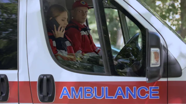 女性医护人员使用智能手机呼叫病人 救护人员值班 — 图库照片