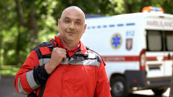 Középkorú Paramedic Pózol Kamera Szakmai Orvosi Rendelo — Stock Fotó