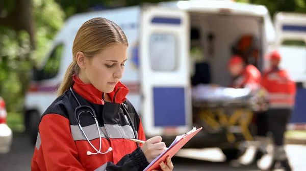 Ärztin Führt Krankenakte Krankenwagen Transportieren Patientin — Stockfoto