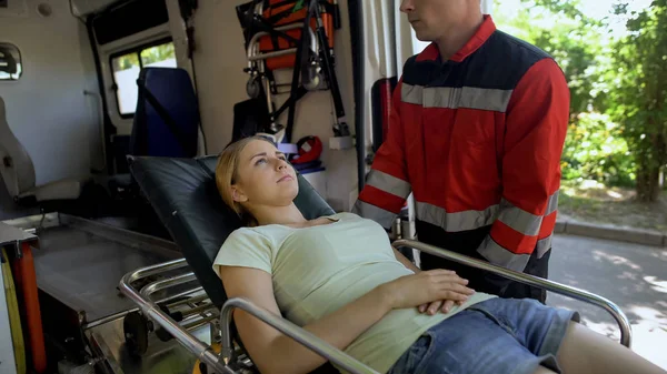 Sanitäter Tragen Patient Auf Trage Krankenwagen Schnelle Qualifizierte Hilfe — Stockfoto