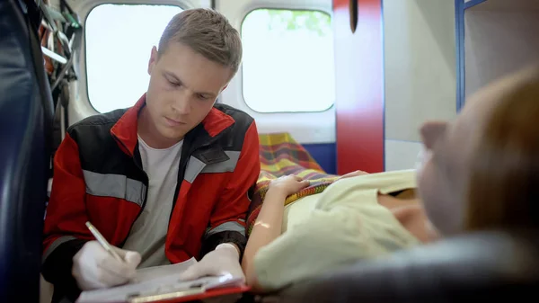 Médico Llenando Formulario Médico Ambulancia Ayuda Emergencia Paciente Femenino — Foto de Stock