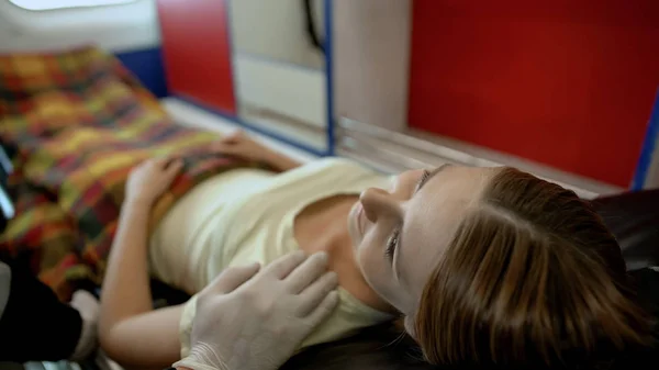 Mão Luva Segurando Paciente Médico Profissional Apoiando Mulher Ambulância — Fotografia de Stock