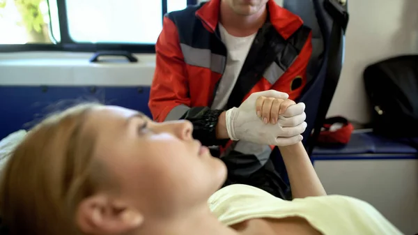 Médico Emergência Segurando Mão Paciente Ambulância Assistência Médica Suporte Moral — Fotografia de Stock
