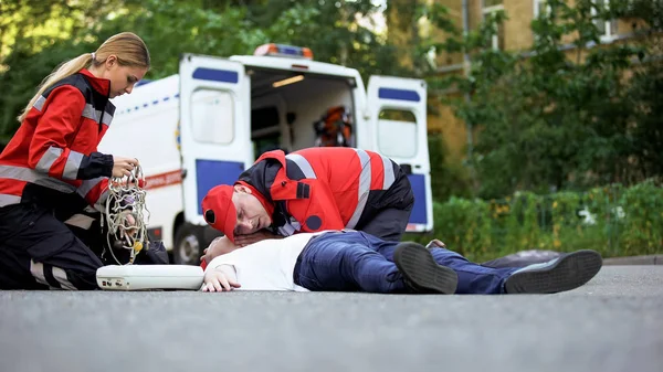 Sanitäter Versorgen Mann Auf Straße Und Unfallopfer Notärztlich — Stockfoto