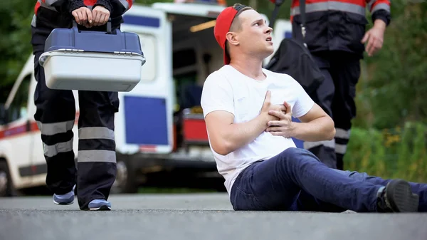 Homem Sofrendo Dor Peito Esperando Equipe Ambulância Problemas Cardíacos Asma — Fotografia de Stock