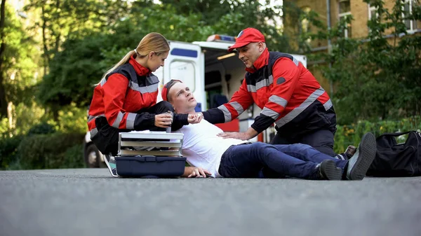 Médico Ambulancia Dando Analgésico Hombre Acostado Carretera Atención Emergencia Calificada — Foto de Stock