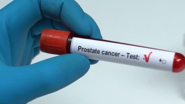 Cancer de la prostate, médecin tenant un échantillon de sang dans un tube gros plan, bilan de santé — Video