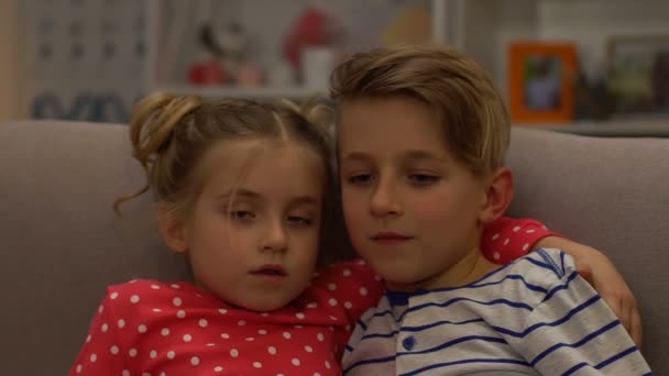 Lillebror och syster kramas, pojke kysser flicka på kinden vård, långsam rörelse — Stockvideo