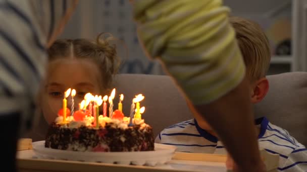 Мама приносит детям торт со свечами, празднует день рождения, вечеринку дома — стоковое видео
