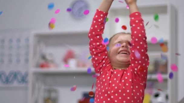 Konfetti fällt auf fröhliches Mädchen, Geburtstagsfeier, Unterhaltungszentrum — Stockvideo