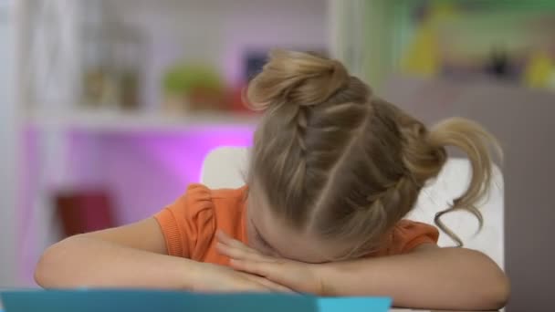 Niña ofendida llorando en la mesa, falta de apoyo y cuidado de los padres, soledad — Vídeos de Stock