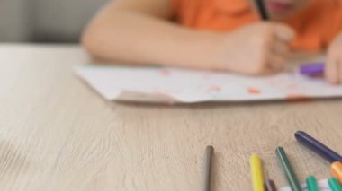 Küçük kız lezzetli kek, resim yaparken aperatif ısırma kızı veren anne