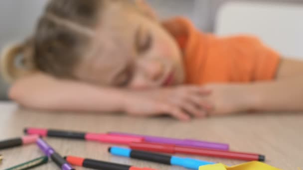 Ragazza che dorme sul tavolo nella scuola materna, esausto dopo la lezione di arte faticosa, vicino — Video Stock