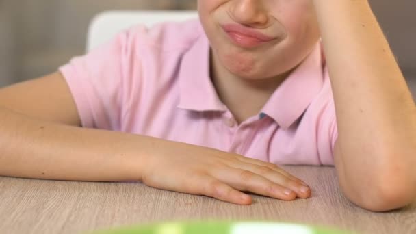 Schoolboy rifiuta di mangiare farina d'avena, sensazione di disgusto, alimentazione sana per i bambini — Video Stock