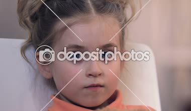 Teddy saklanıyor ve ne yazık ki kameraya, evlat edinmek bilgisayar programı arıyorum mutsuz kız