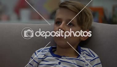 Çocuk uyku, anne Koç iken patates geceleri yalnız korku filmi izlerken