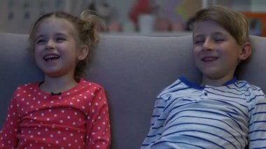 Komik realite şovu izliyor ve veliler uykuda gülüyor kardeş