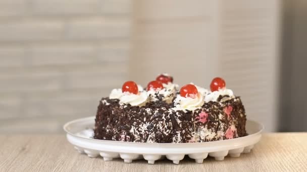 Menina sorridente olhando com amor para bolo de chocolate, vício doces, close-up — Vídeo de Stock