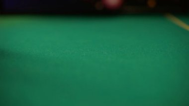 Tablo, poker ve blackjack casino oyunları, servet kartları dışarı atarken krupiye