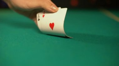 Kartları kombinasyonu kontrol ve bahis, yapım poker oyuncusu çift as, servet