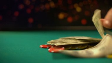 Cips, para ve ev anahtarları masada, Rest bahis koyarak riskli poker oyuncusu