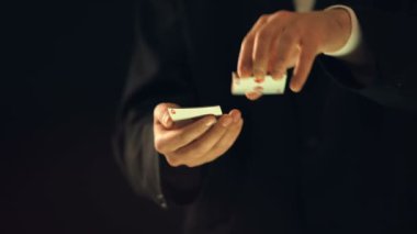 Profesyonel illüzyonist kalp Ace kart güverte, sihirbazlık gösterisi Başlarken