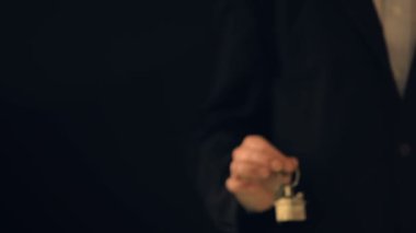 Tuşları ile ev Anahtarlık kamera, Emlak dolandırıcılığı için gösterilen takım elbiseli erkek