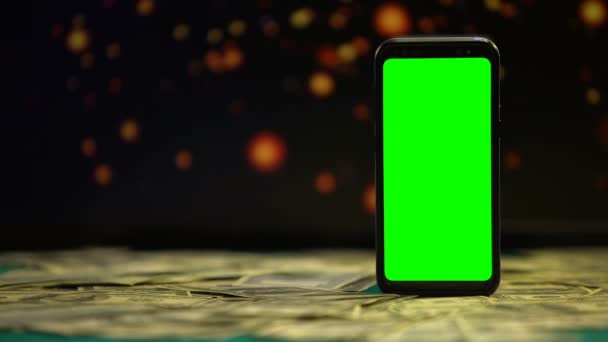 Dinheiro caindo perto de smartphone com tela verde, jackpot, vitória casino online — Vídeo de Stock