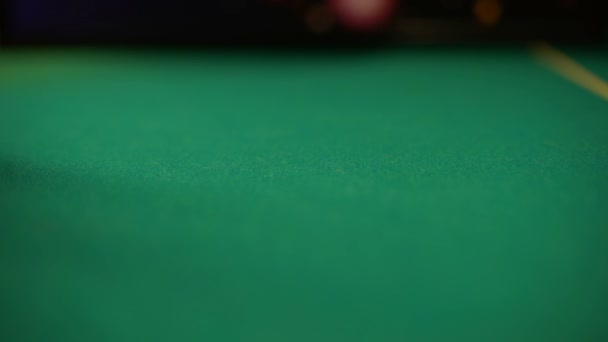 克劳皮尔在桌子上摆牌, 扑克和21点赌场游戏, 财富 — 图库视频影像