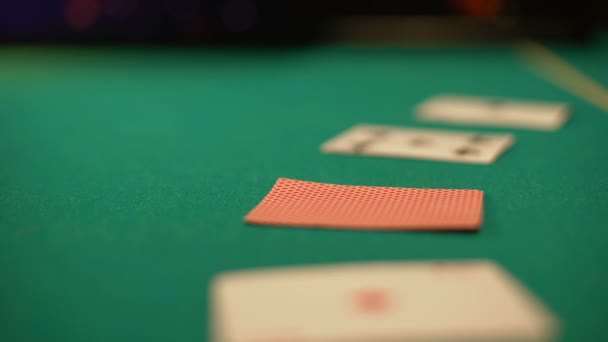 Cassino croupier virar ás de coração, sinal de sorte no poker e blackjack — Vídeo de Stock