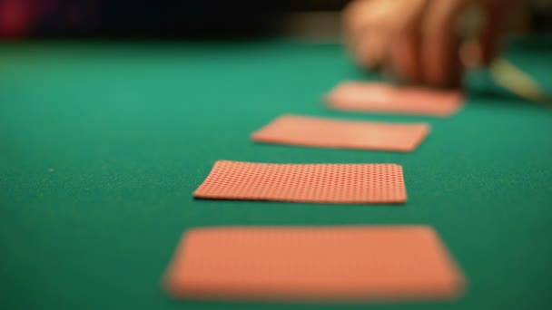 Игрок в покер делает ставку, крупье казино открывает карты, выигрышная комбинация — стоковое видео