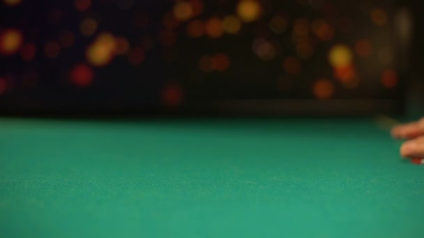 Jugador de casino sin esperanza poniendo fichas de juego en la mesa, apuesta all-in, juego de póquer — Vídeos de Stock