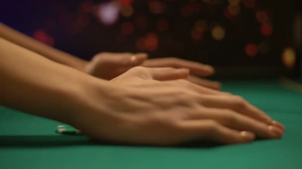 Jogadora gananciosa de poker a tirar fichas de jogo da mesa, a ganhar o jogo — Vídeo de Stock