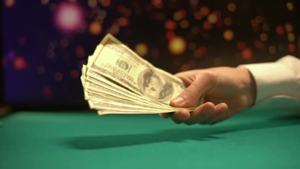 Hombre dando dinero femenino, luces brillantes en el fondo, juegos de casino ilegales — Vídeos de Stock