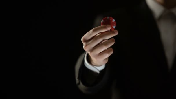 Chciwy człowiek w garniturze, odbierając poker chip z aparatu, uzależnienie od hazardu — Wideo stockowe