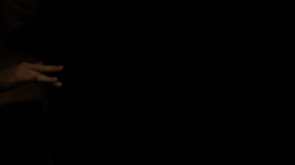 Hombre de traje y mujer acariciando las manos aisladas sobre fondo negro, relación — Vídeo de stock