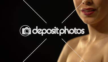 Siyah arka plan üzerine izole kamera hava öpücük göndermeyi eldiven içinde zarif kadın