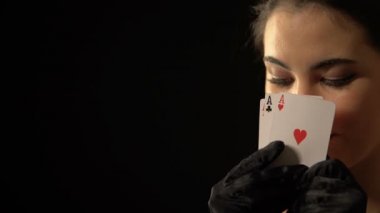 Seksi kadın üç as, kazanan poker kombinasyonu, servet saklanıyor