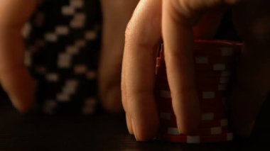 Erkek koyarak poker fişleri tablo, casino oyun bahis, kazanma stratejisi üzerinde eller