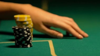 Poker chip satır koyarak tablo, casino bahis, şans kazanmak ve servet hanım